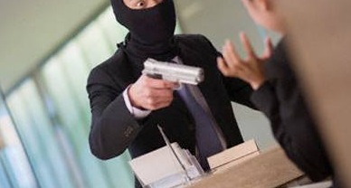 Punta la pistola contro la cassiera in un supermercato di Pavia ma lei lo attacca e lo disarma