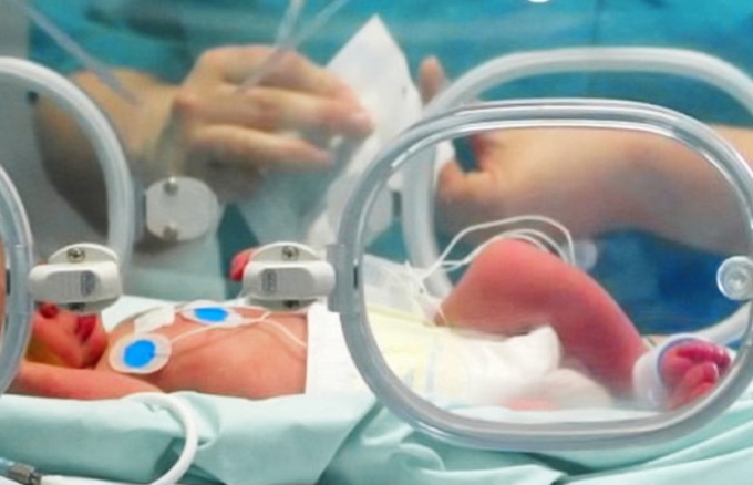 Smette di respirare durante una visita, neonata salvata dai medici dell’ospedale