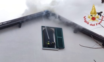 Incendio a Pavia, a fuoco il tetto di una villetta