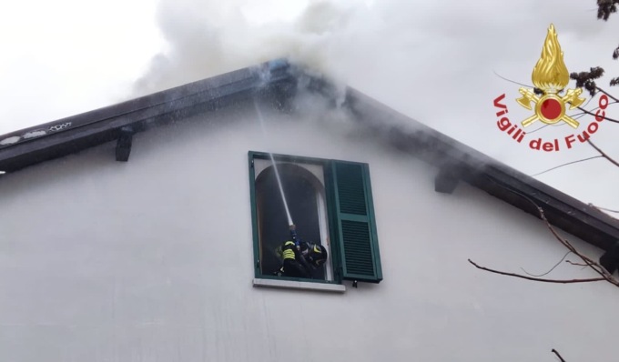 Incendio a Pavia, a fuoco il tetto di una villetta