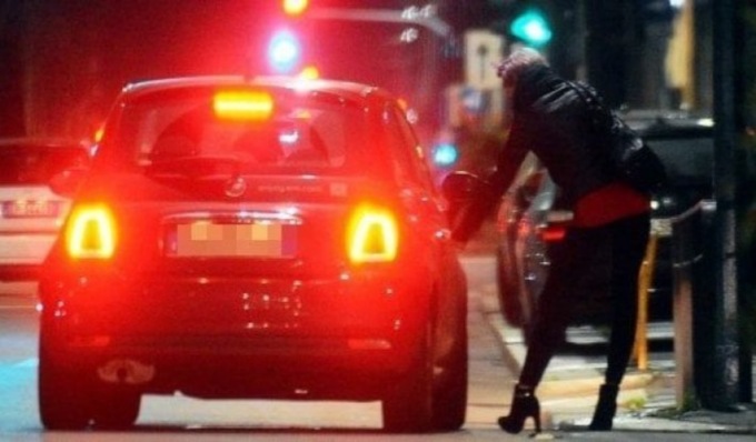 Ridotte in schiavitù e costrette a prostituirsi sulla Binasca: 5 arrestati