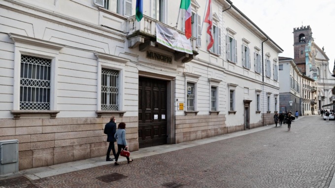 Crisi politica a Vigevano, si dimettono 13 consiglieri: cadono Sindaco e Giunta