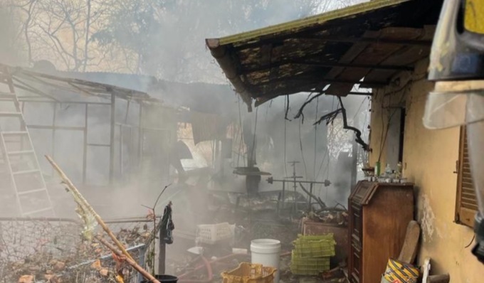 Cascinale distrutto da un incendio: all’interno il corpo carbonizzato di una donna