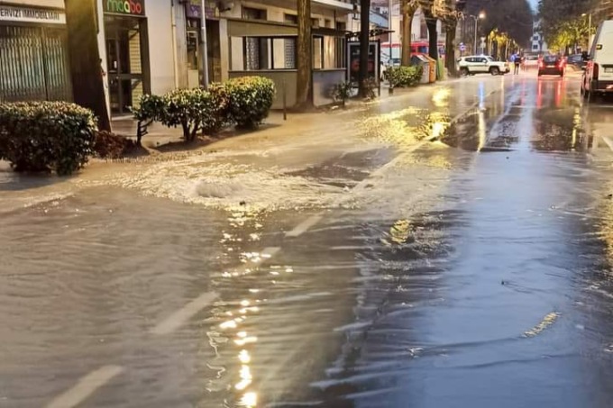 Si rompe un tubo in via XX Settembre, allagate le strade del centro di Voghera