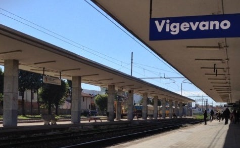 Furto con strappo a Vigevano: le ruba il cellulare in stazione e scappa in bici