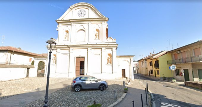 Furto nella chiesa di Lardirago: ladri portano via… 22 sedie in ferro e plastica