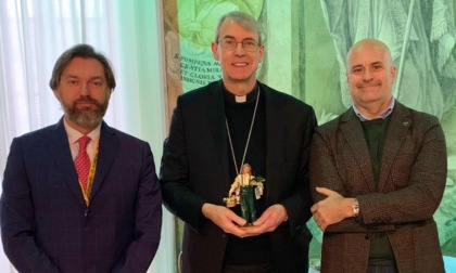 Nel Presepe 2022 arriva la florovivaista: consegnata la statuina al Vescovo di Pavia