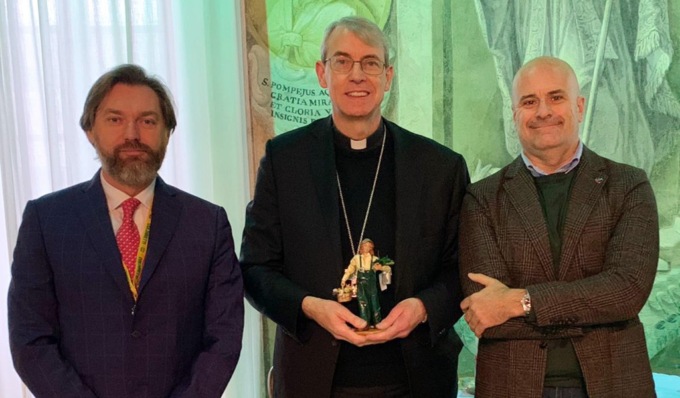 Nel Presepe 2022 arriva la florovivaista: consegnata la statuina al Vescovo di Pavia