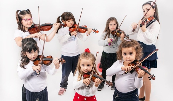 Piccolissimi violinisti in concerto: sono gli allievi di Francesca Raimondi