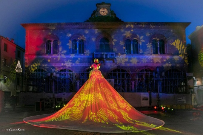La Violinista Gigante: spettacolare performance al Castello Visconteo