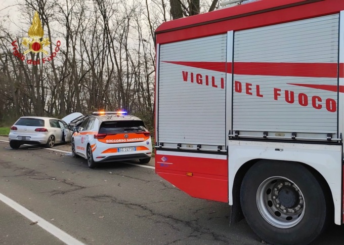 Schianto tra due vetture, tre feriti tra cui un bambino di 4 anni: elisoccorso a Mortara