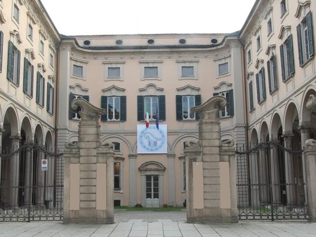 La protesta degli studenti pavesi: non entrano in classe perché fa troppo freddo