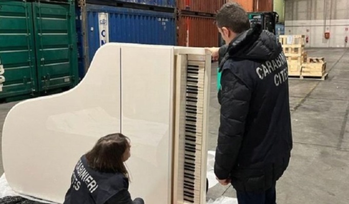 Pianoforte con tasti in avorio venduto senza autorizzazione: scatta il sequestro