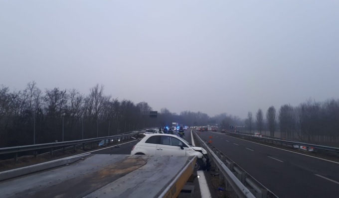 Tamponamento e auto contro il guard rail, doppio incidente manda in tilt la Tangenziale di Pavia