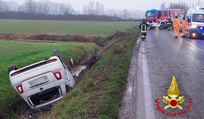 Si ribalta in un fosso a lato strada, 23enne trasportato in ospedale