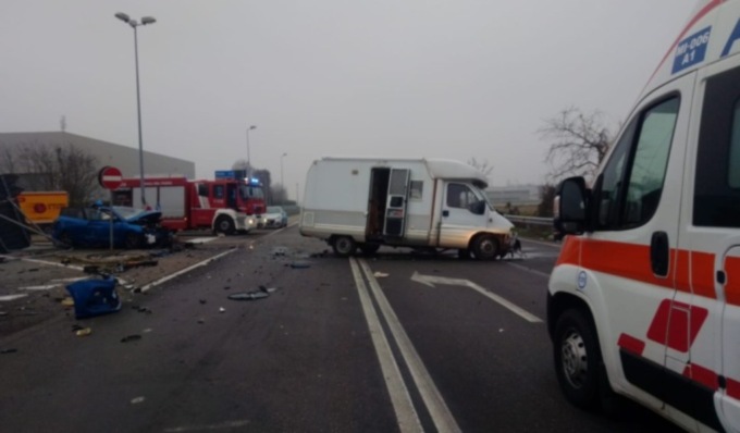 Dramma la Vigilia di Natale, nello scontro tra auto e camper muore 28enne