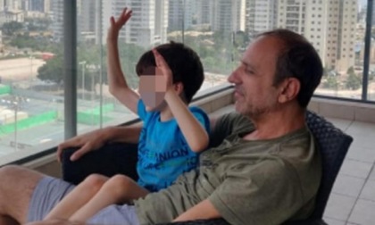 Il nonno del piccolo Eitan vuole patteggiare, intanto versa 50mila euro al nipote