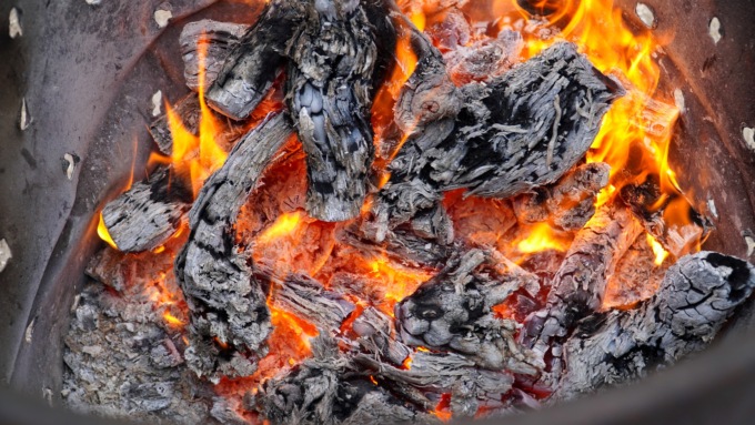 Si scalda con un braciere e finisce intossicato dal monossido di carbonio: è grave