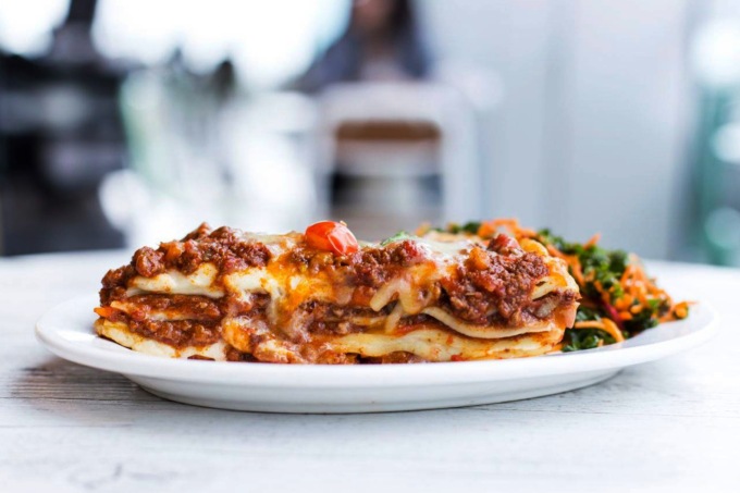 Lasagna sospesa a Capodanno per i senzatetto della stazione di Pavia: già oltre 500 le offerte