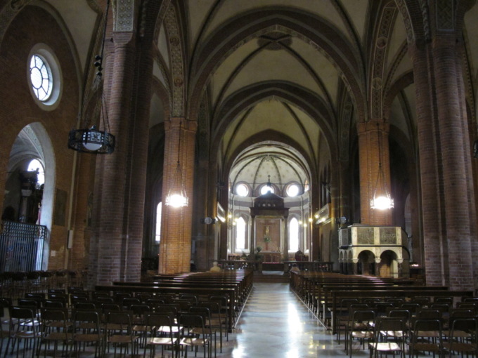 Gruppo di minori fa esplodere petardi in chiesa, grande spavento alla messa di Mortara