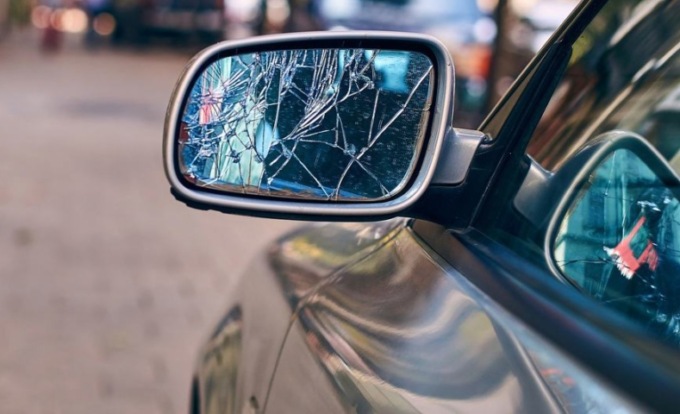 Auto colpite dai vandali a Vigevano, è caccia ai responsabili