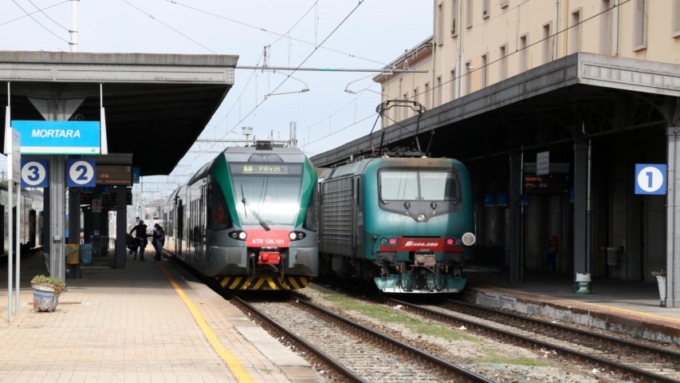Mortara: minacciati e derubati in stazione da un 18enne