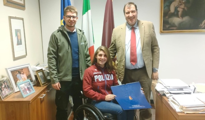 La campionessa paralimpica Monica Boggioni in visita alla Questura di Pavia
