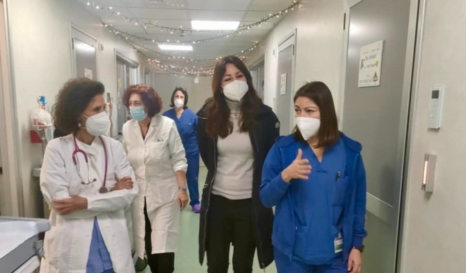 Elena Lucchini in visita al reparto di oncoematologia infantile del San Matteo