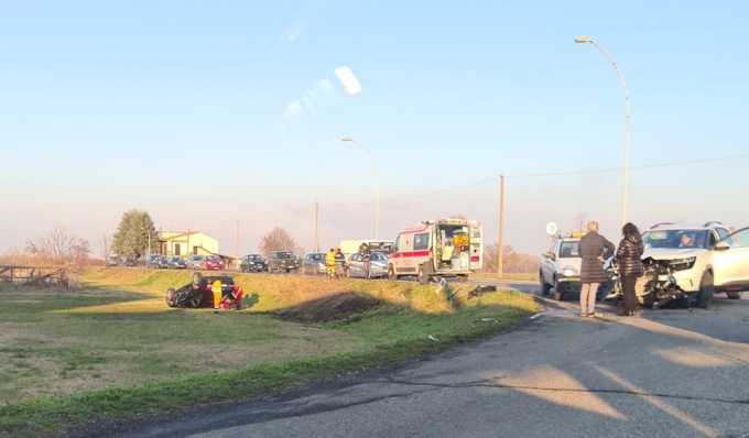 Schianto a Lungavilla, auto finisce ribaltata in un campo