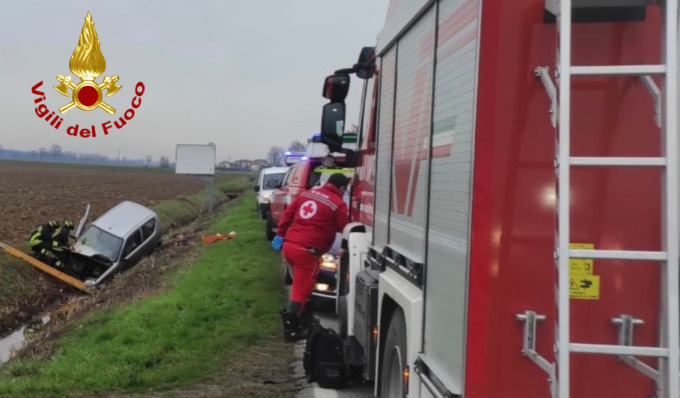 Auto esce di strada e finisce in un fosso: due feriti, uno incastrato nell’abitacolo