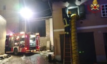 Incendio nella notte, appartamento distrutto dalle fiamme a Broni