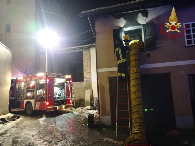 Incendio nella notte, appartamento distrutto dalle fiamme a Broni