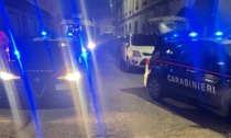 Armato di coltello e tirapugni tenta il furto in un'abitazione, poi aggredisce i carabinieri