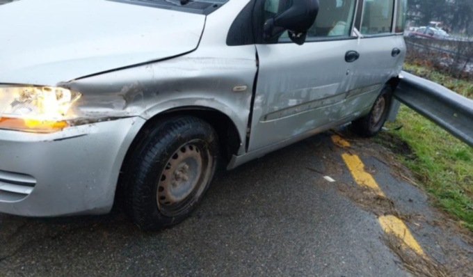 In fuga con un’auto rubata sperona i Carabinieri, si ribalta e si schianta contro il guard rail