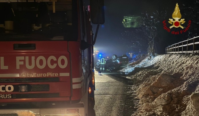 Perde il controllo dell’auto e si ribalta sulla sede stradale, soccorso 34enne