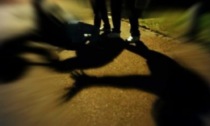 Rissa tra giovani nella notte, uno finisce a terra incosciente: 6 denunciati