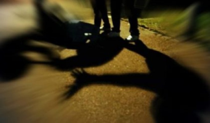 Rissa tra giovani nella notte, uno finisce a terra incosciente: 6 denunciati