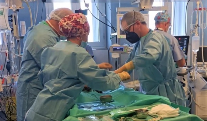 Prelievo multiorgano regala speranza a otto persone: giovane donna dona anche l’utero