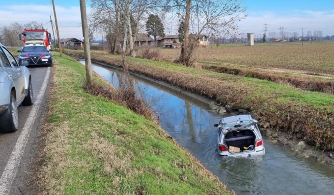 Esce di strada e finisce in un fosso pieno d’acqua: salvato dai Carabinieri