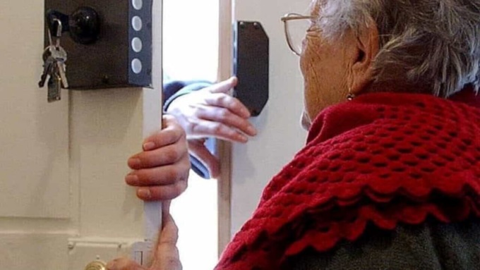 “Vogliamo benedire l’abitazione”, falsi prete e suora raggirano anziana 72enne