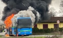 Autobus prende fuoco a Lardirago, salvi gli studenti a bordo