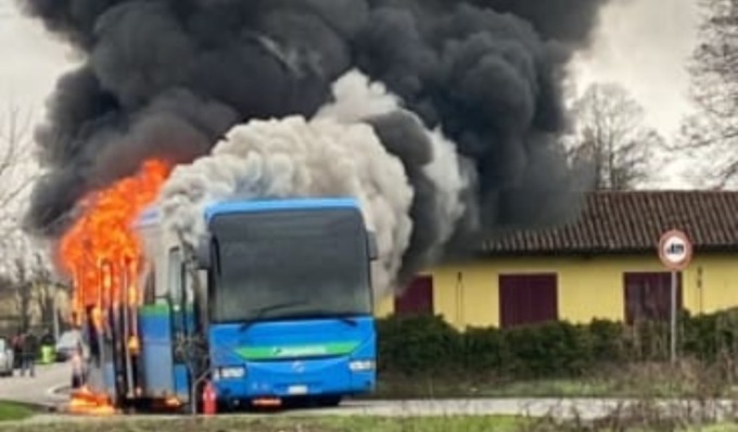 Autobus prende fuoco a Lardirago, salvi gli studenti a bordo
