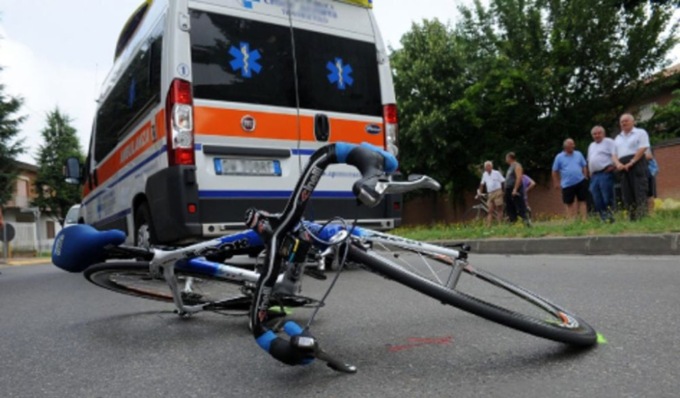 Travolto in bici da un’auto, 52enne pavese muore nel Piacentino