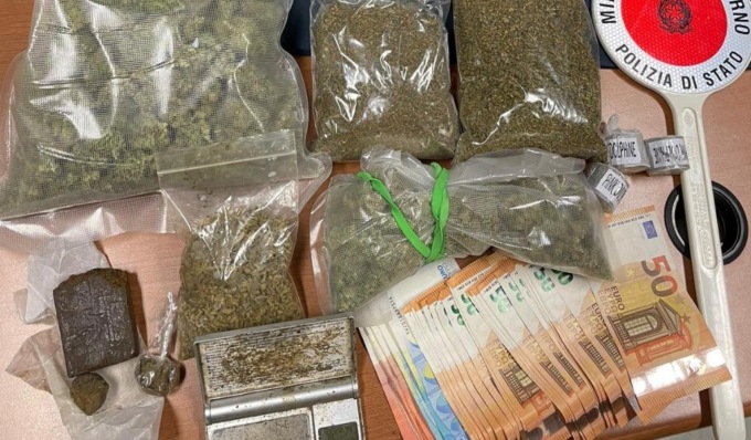 Marijuana, hashish e quasi 2mila euro in contanti: due persone arrestate