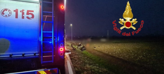 Ceranova, auto esce di strada e finisce in un fossato