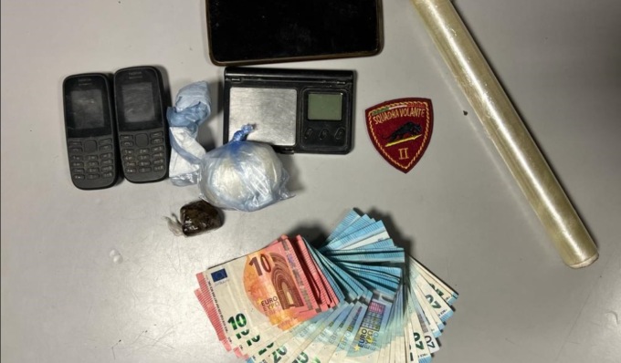 Cammina per strada con fare sospetto poi brandisce una falce verso i poliziotti