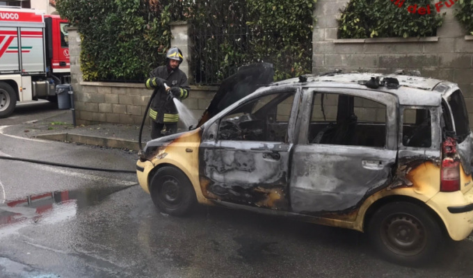 Auto in fiamme a Sant’Alessio con Vialone, ingenti i danni