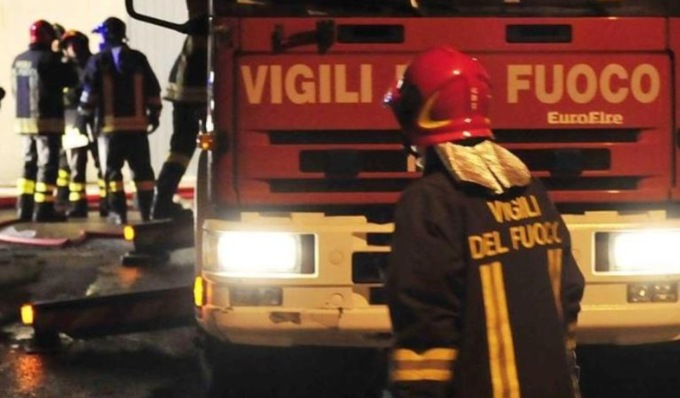 Appartamento in fiamme nella notte a Garlasco, pensionato intossicato dai fumi