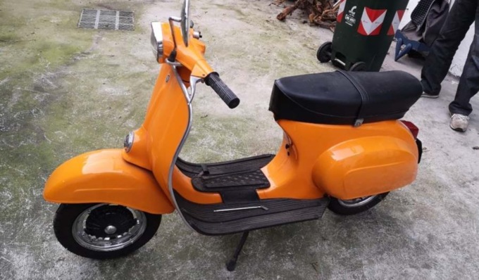 Grazie a un furto in oratorio ritrova la sua Vespa 50 arancione rubata nel 1992