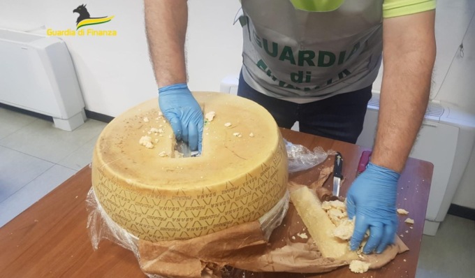 La droga nascosta nelle forme di parmigiano: sequestrati 125 chili di cocaina
